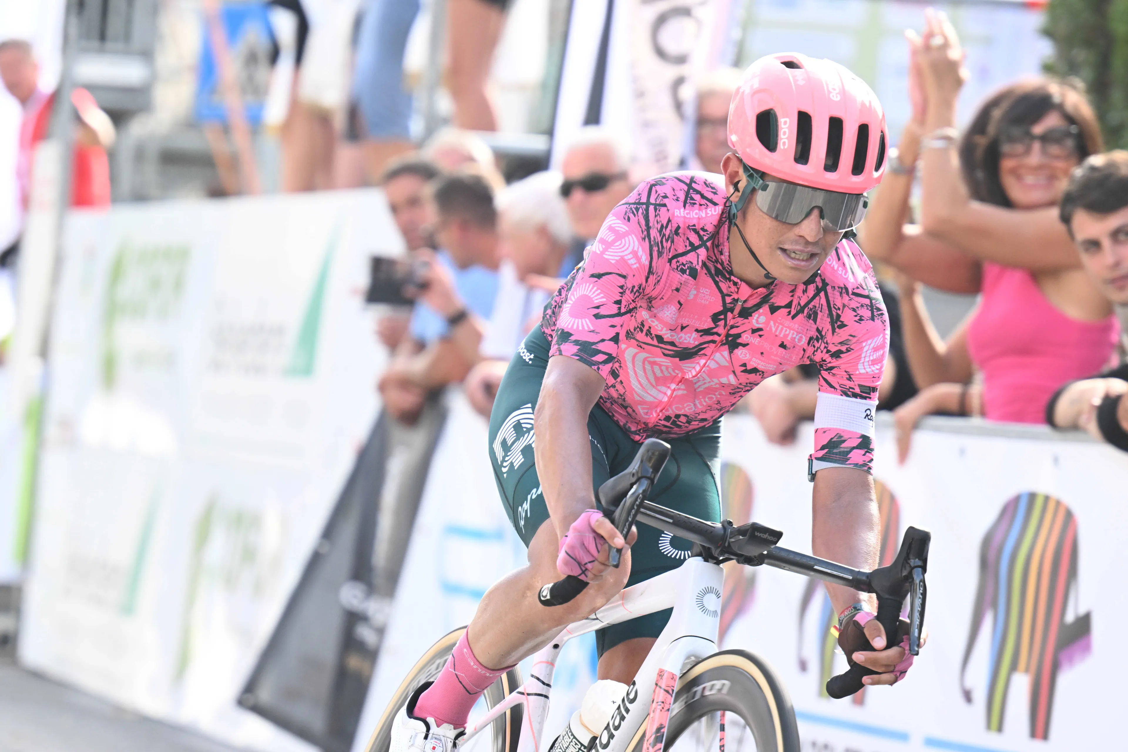 Esteban Chaves kroont zich tot kampioen van Colombia, Quintana in wit shirt en zonder ploeg derde