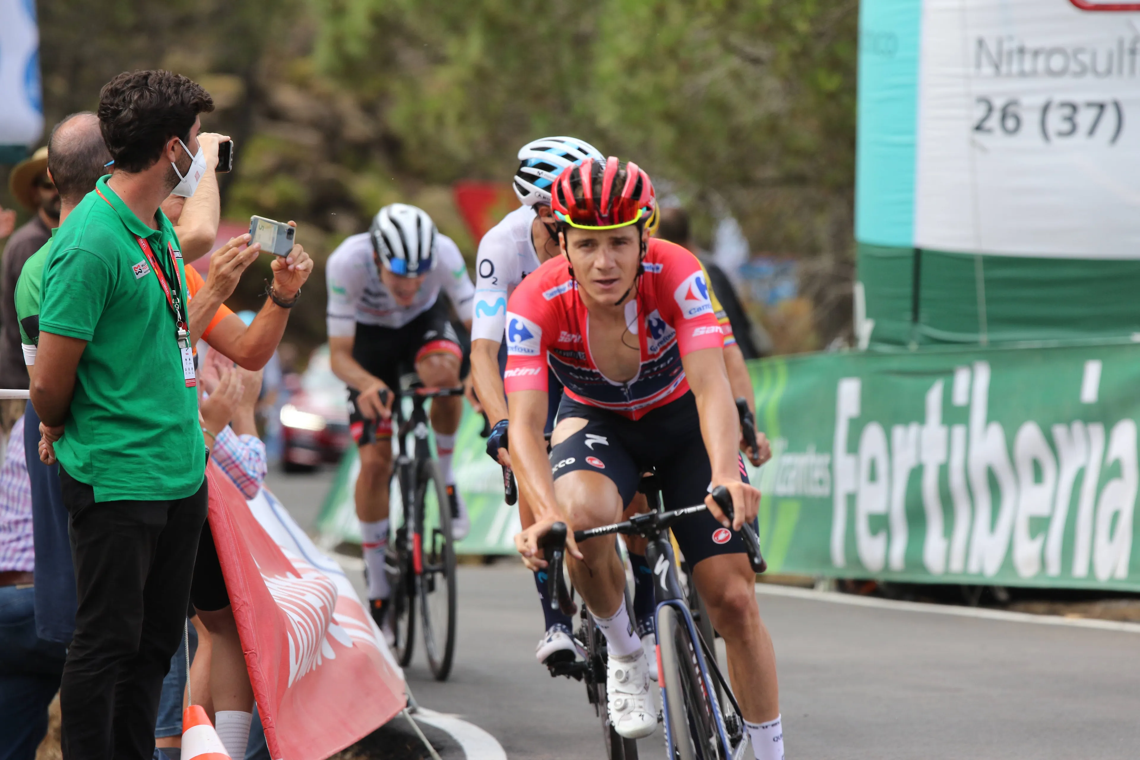 Evenepoel levert tijd in op Roglic en Mas: 'Geen reden om te panikeren'
