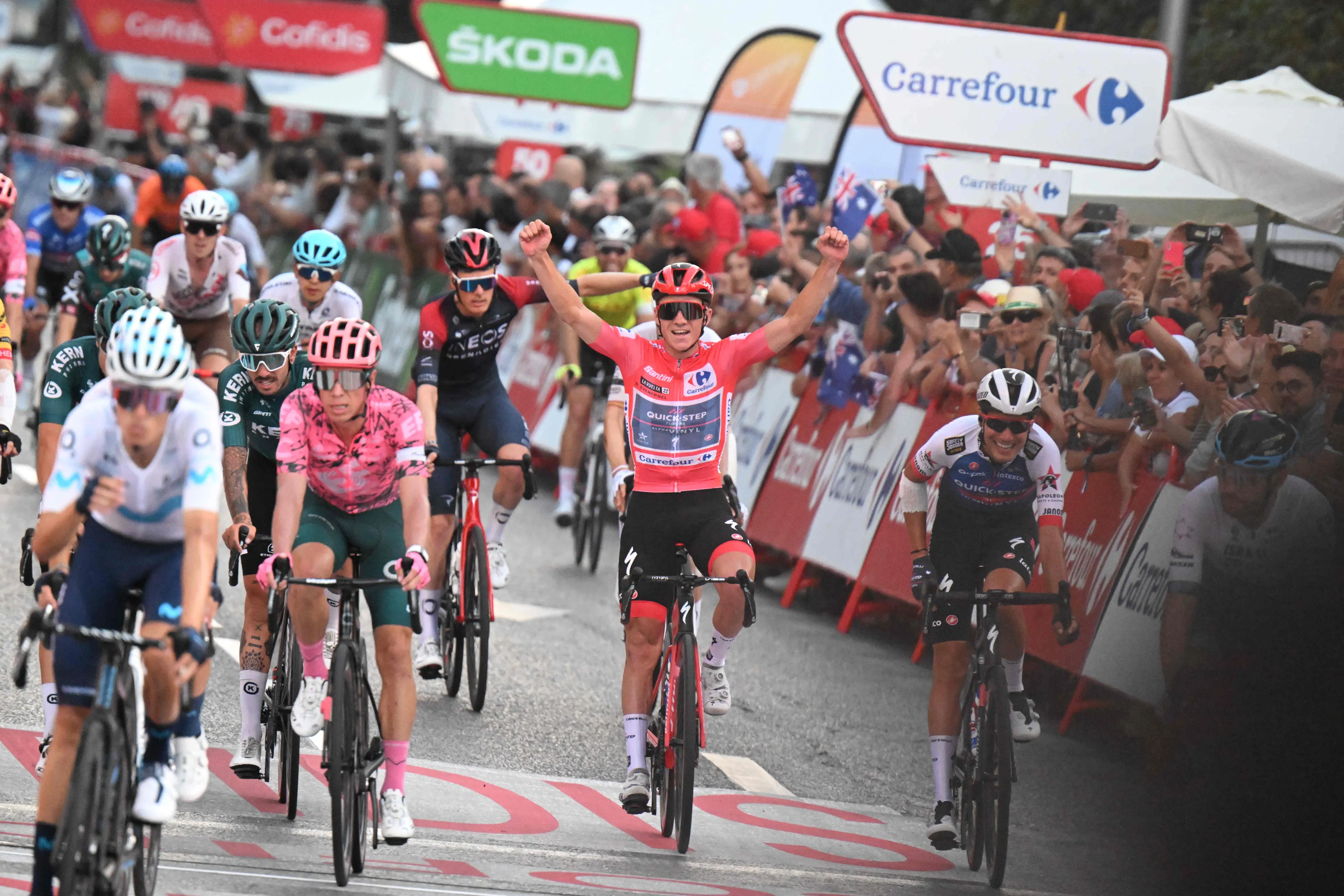 Evenepoel glimt van oor tot oor na Vueltazege: 'Nu daalt het besef pas echt in'