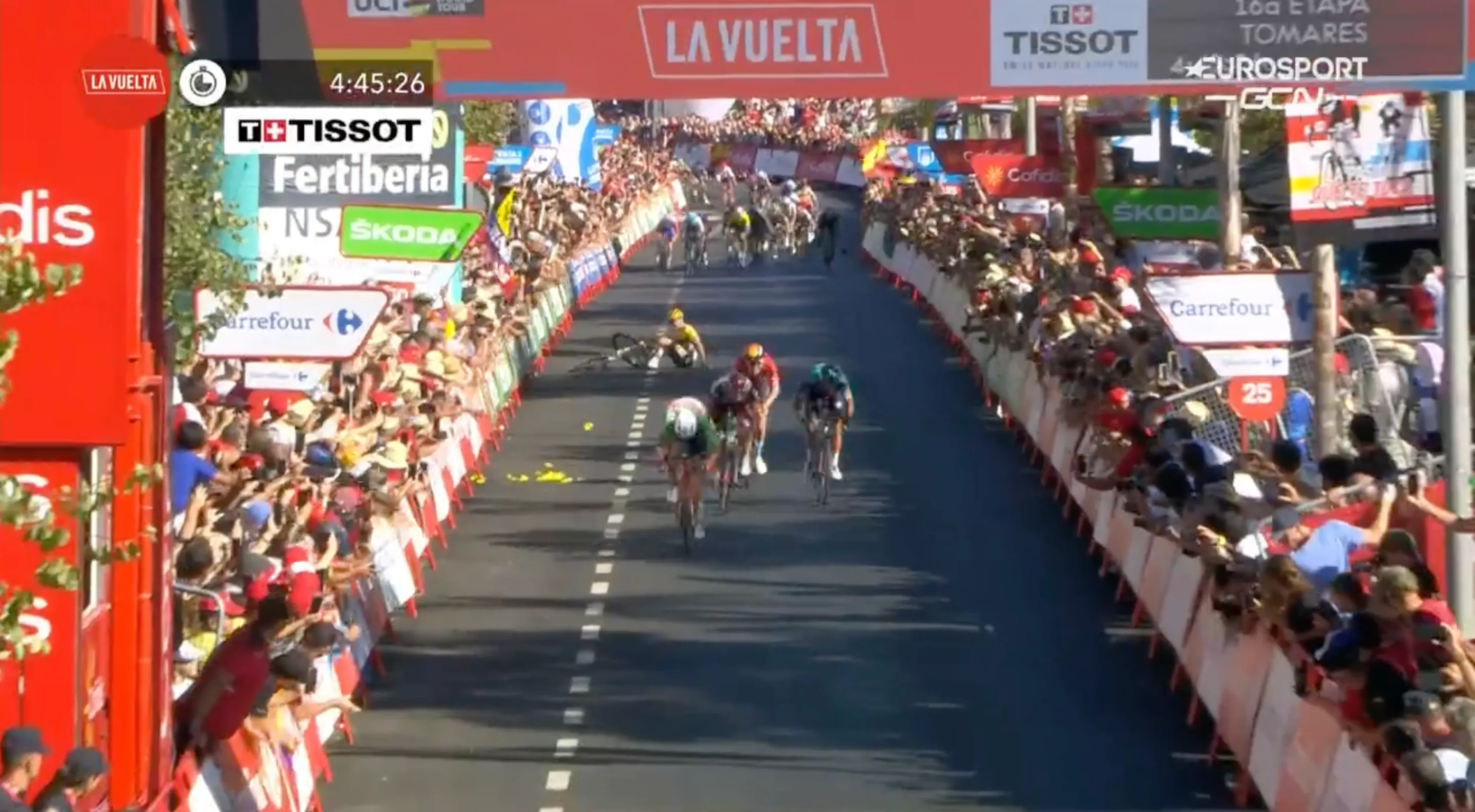 Wright tikt Roglic aan en veroorzaakt valpartij: 'Weet niet wat er precies gebeurde'