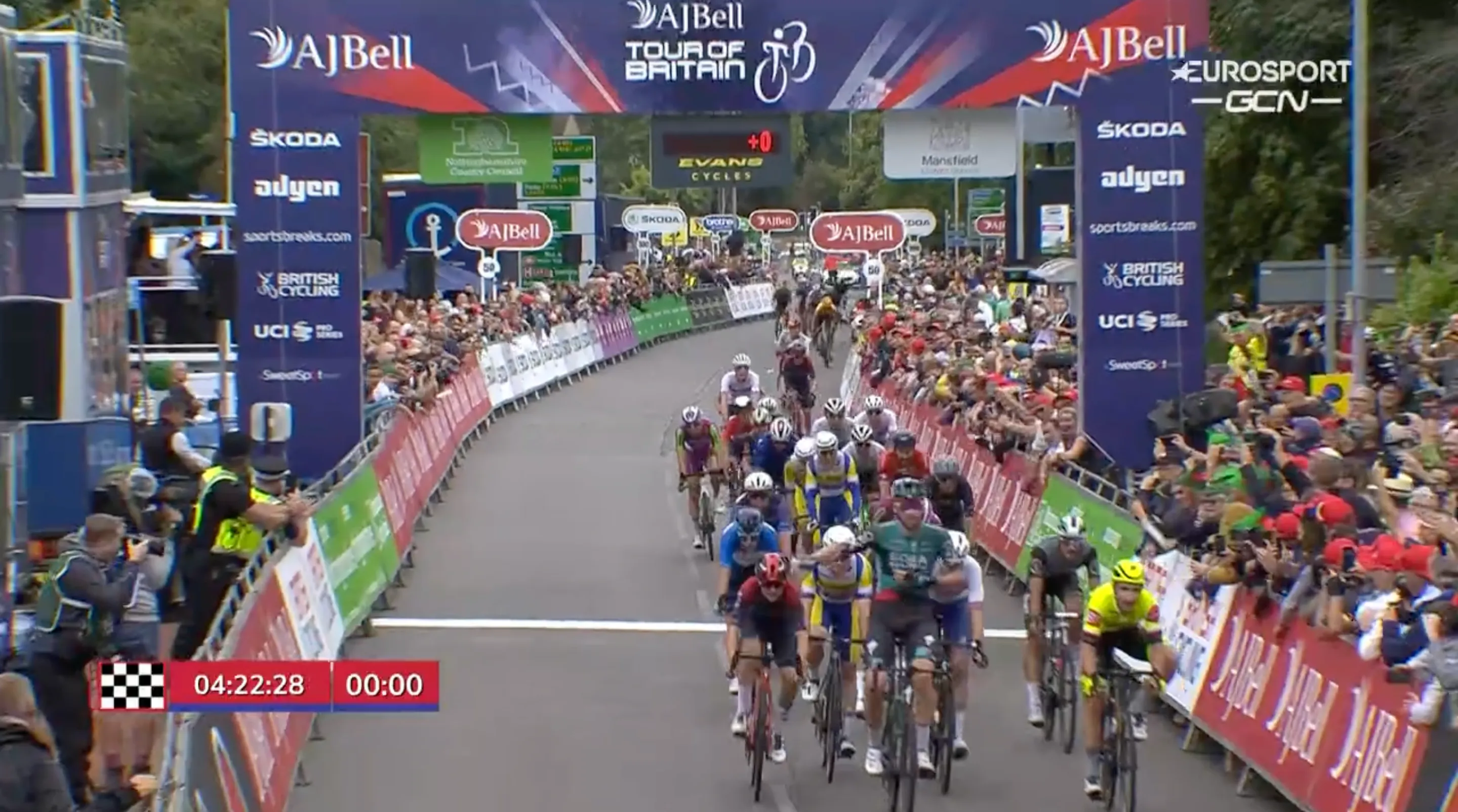 Meeus sprint naar ritzege in vijfde etappe Tour of Britain, Bol rijdt verkeerd in slotkilomter