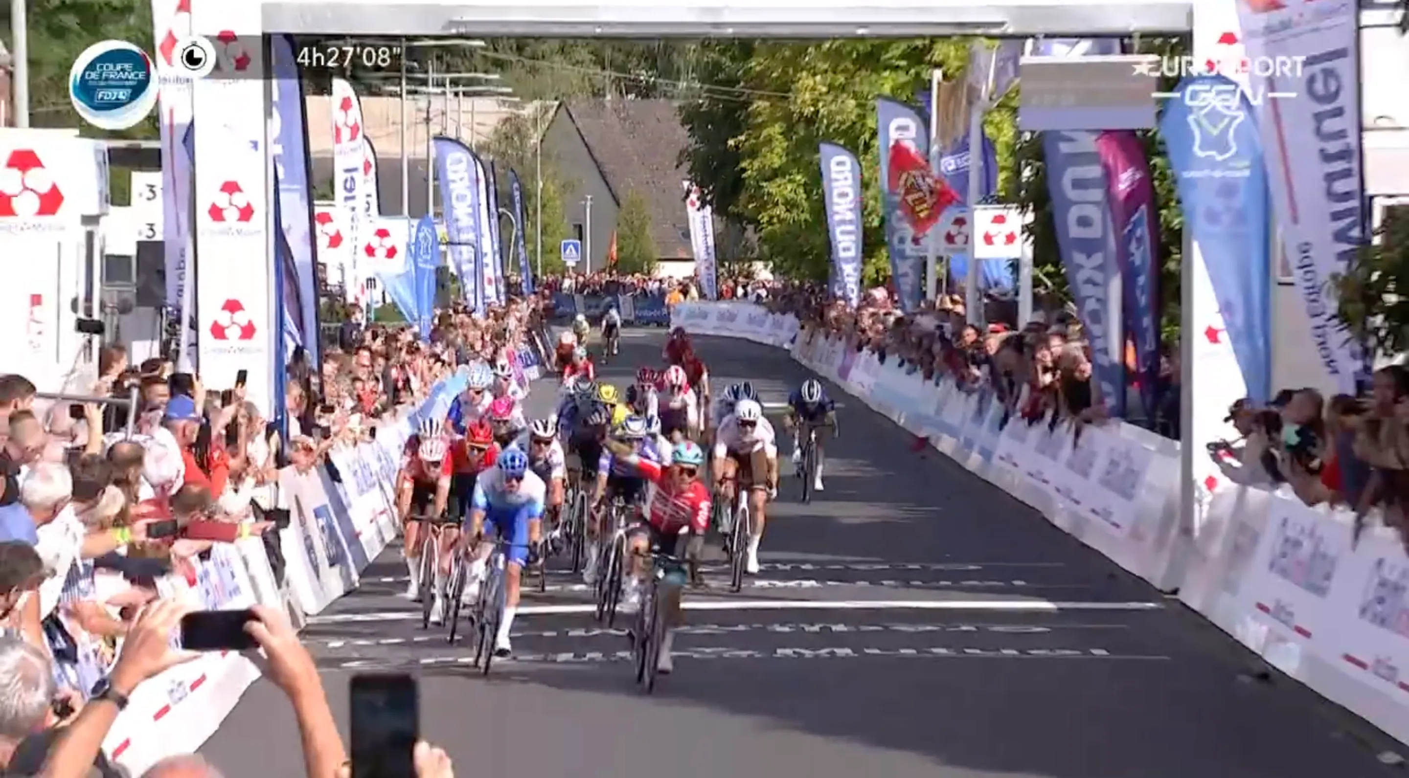 Ewan remonteert Groenewegen in GP Fourmies, Jakobsen en De Lie betrokken bij valpartij