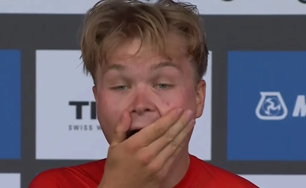 Tobias Foss zorgt voor bizarre stunt met wereldtitel tijdrijden, Evenepoel derde, Ganna stort in