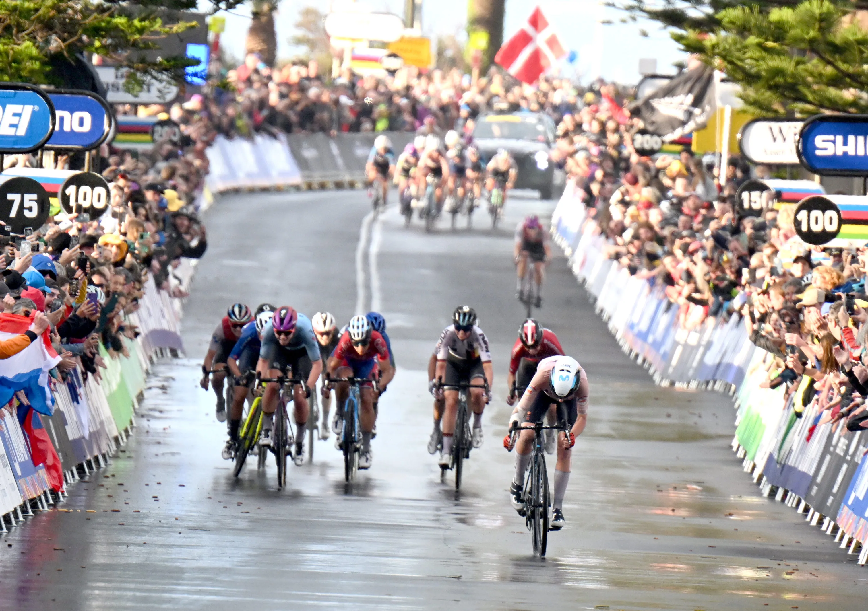 Gespot op Strava: Evenepoel vloog in voorlaatste ronde, Van Vleuten dankt stoot van 68 per uur