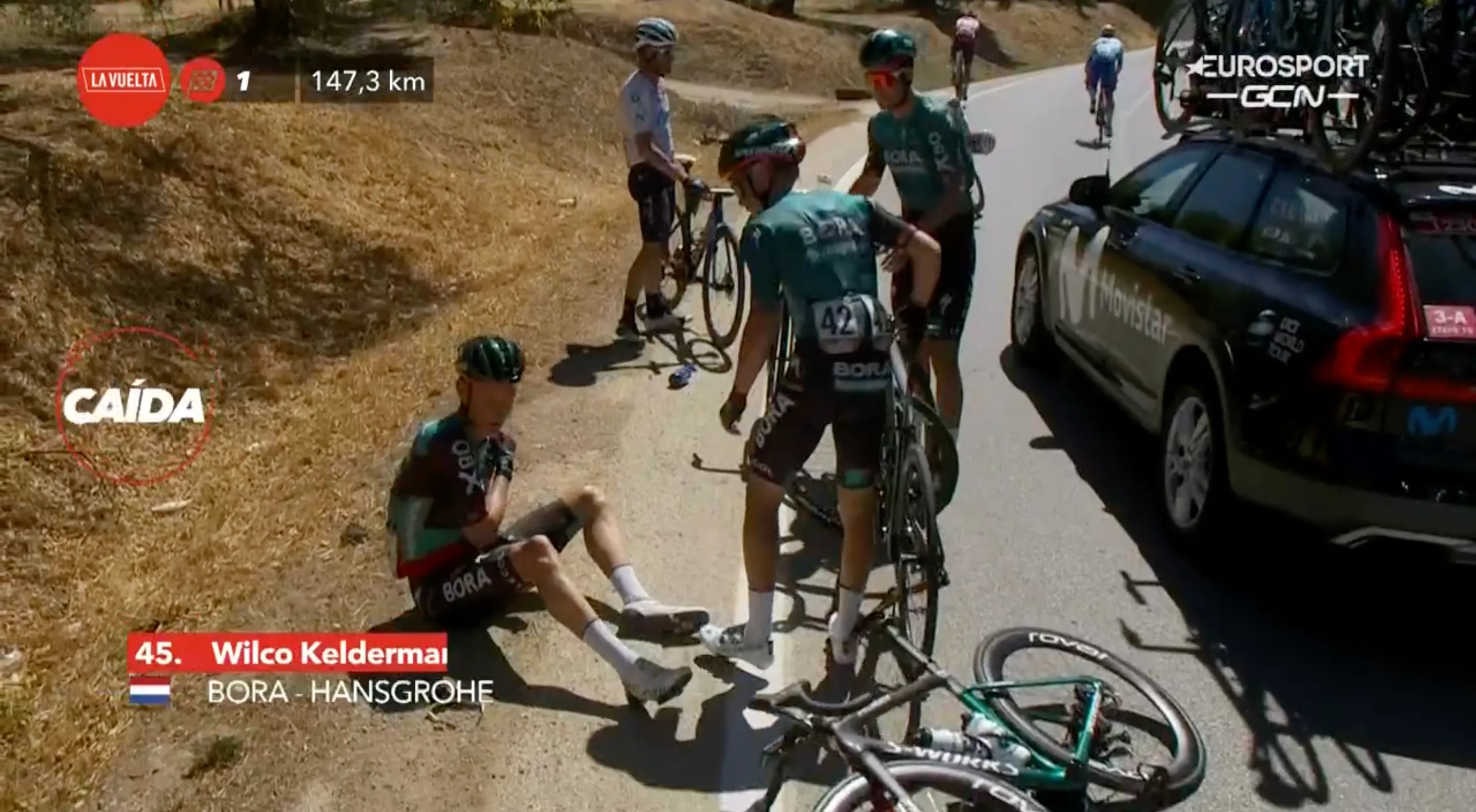 🎥 Kelderman gaat al na enkele kilometers tegen de grond in koninginnenrit Vuelta