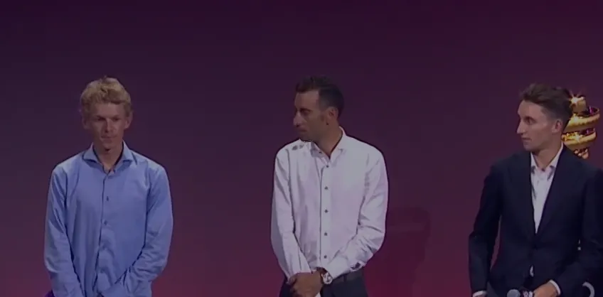 Blauwe trui Bouwman en roze trui Hindley hopen aan de start te staan van de Giro d'Italia in 2023