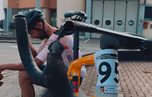 Onbesuisde Spanjaard maakt na 1,5 kilometer einde aan WK gravel voor Jasper Ockeloen