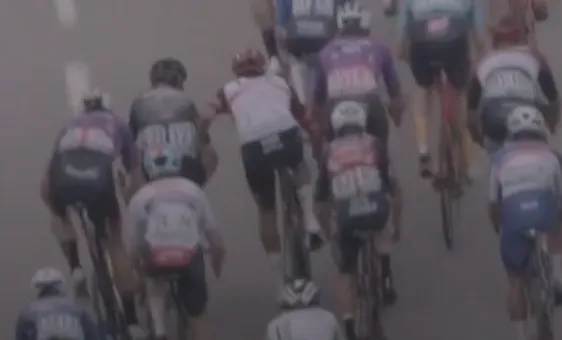 Molano overtreedt twee keer sprintregels en verliest ritwinst Langkawi aan Australiër Wiggins