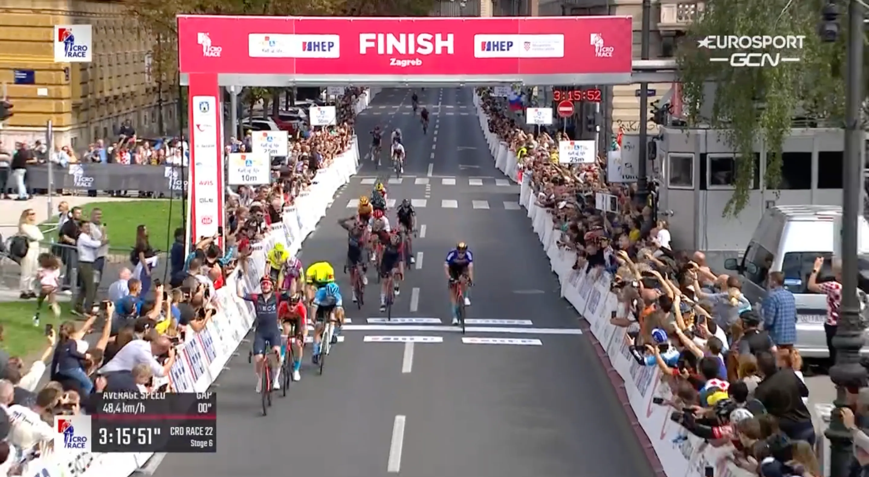 Viviani wint slotrit CRO Race, Mohoric wordt tweede en snoept eindzege af van Vingegaard