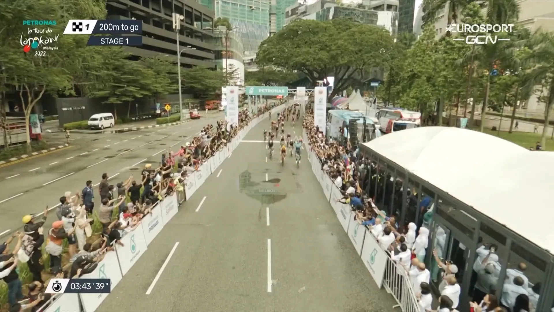 Machtige Syritsa spurt naar zege en leiderstrui in openingsrit Tour de Langkawi