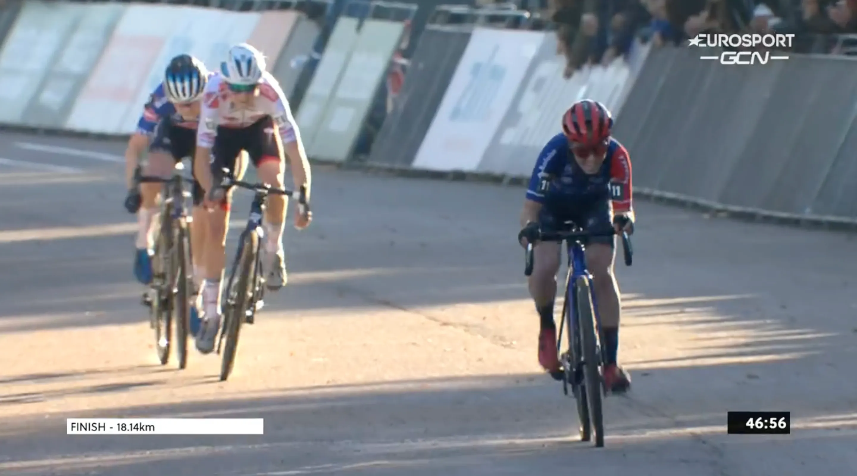 Van Anrooij profiteert van strijd tussen Van Empel en Pieterse en knalt naar zege in Beekse Bergen