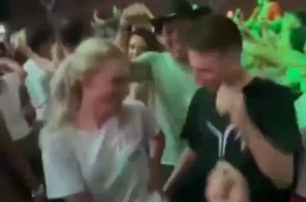 🎥 Pogacar laat zich lekker gaan in Colombia, rammend op de fiets en schurend op de dansvloer