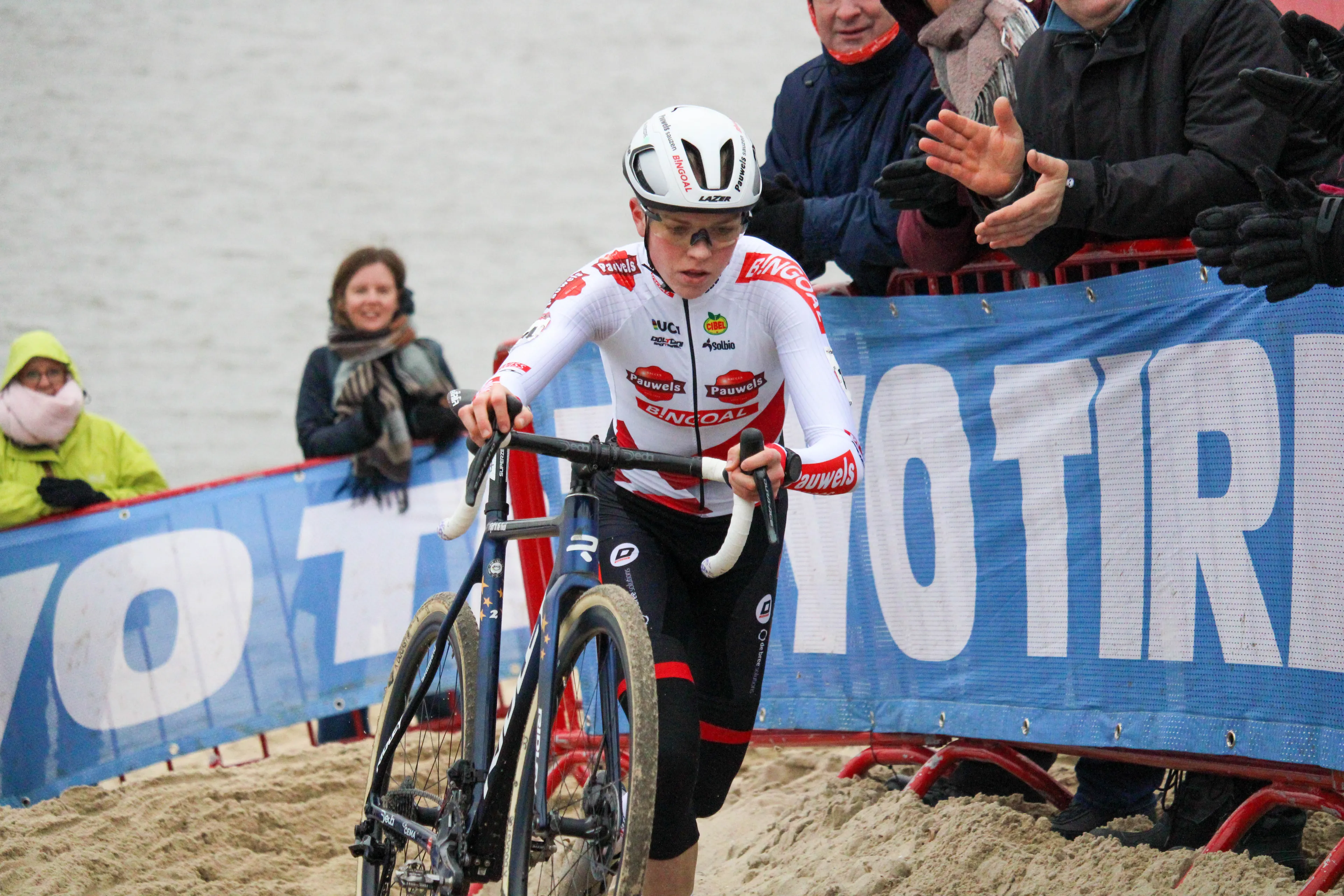 Jumbo Visma-coach Decroix over agenda Van Empel: 'Ze zal nog niet in elke belangrijke wegkoers aan de start komen'