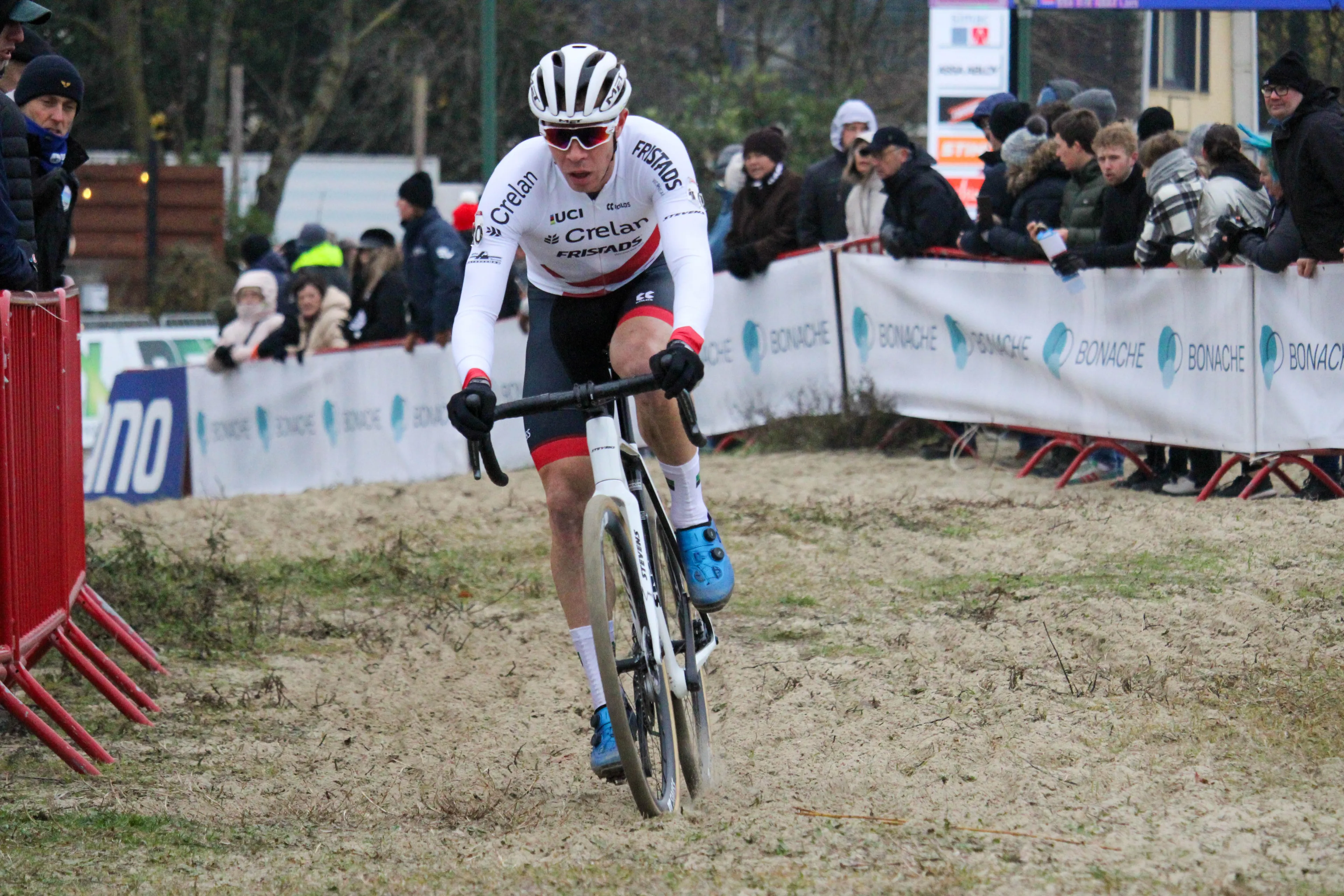 Zandhaas Sweeck steekt indrukwekkend sterk rijdende Van der Haar de loef af in Sint-Niklaas