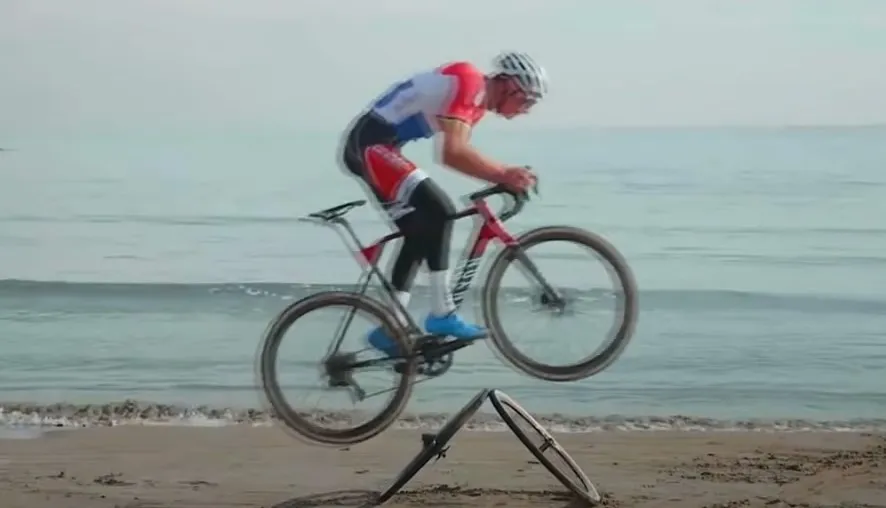 IDL Kijktip | Gekke jumps, net geen valpartijen: hoe Van der Poel tienmaal de wielerwereld verbaasde