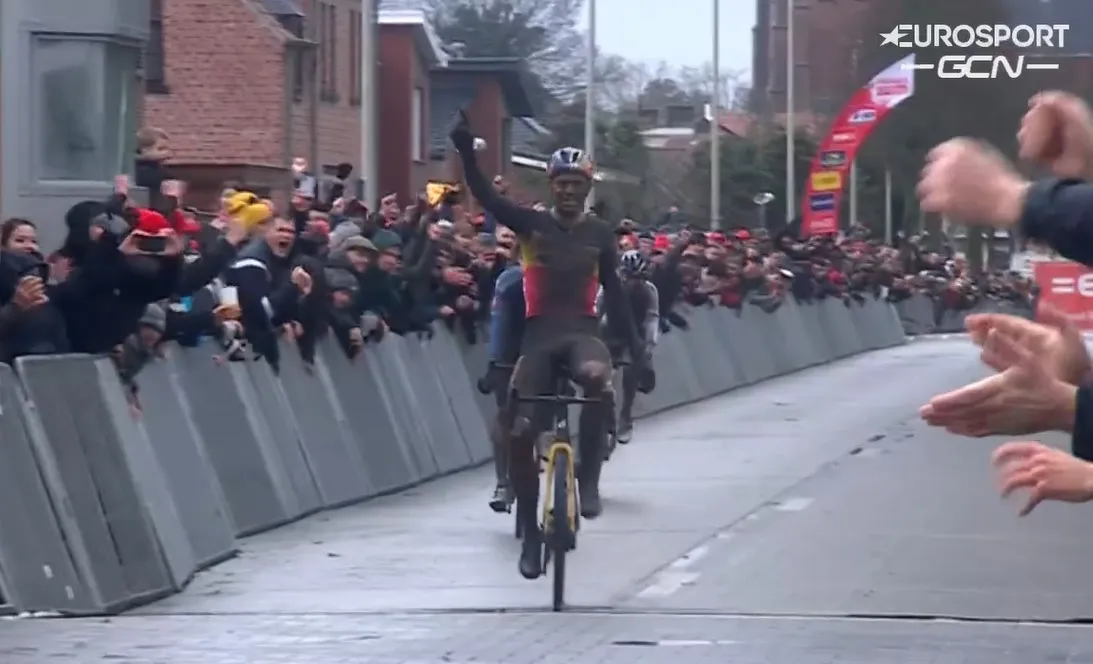 Van Aert, Van der Poel en Pidcock geven grote show weg in Loenhout, Van Aert wint sprint van drie