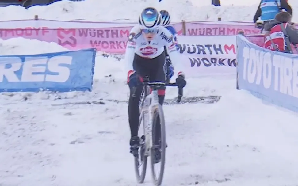 Pieterse dendert naar de zege in Val di Sole; zware crash Van Empel werpt schaduw over wedstrijd