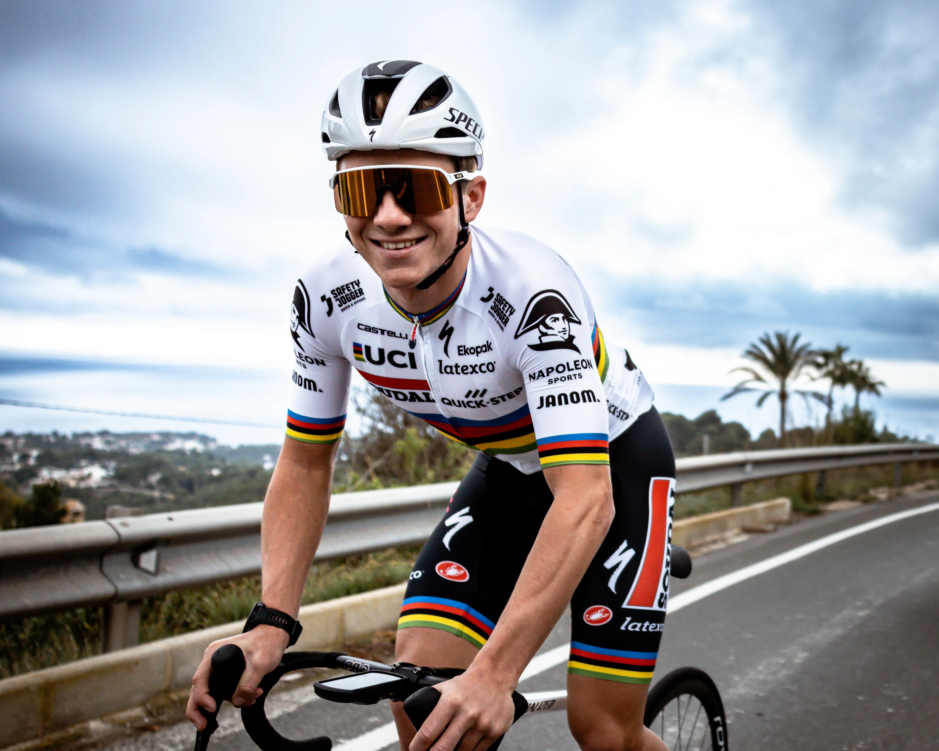 Evenepoel showt nieuwe regenboogtrui: 'Ik ga er zo ontspannen als mogelijk mee omgaan'