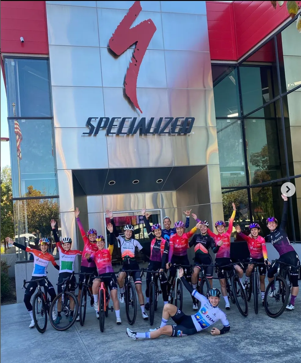 Demi Vollering leert ploeggenoten bikepacken tijdens teambuilding in de VS: 'Sommigen werden boos'