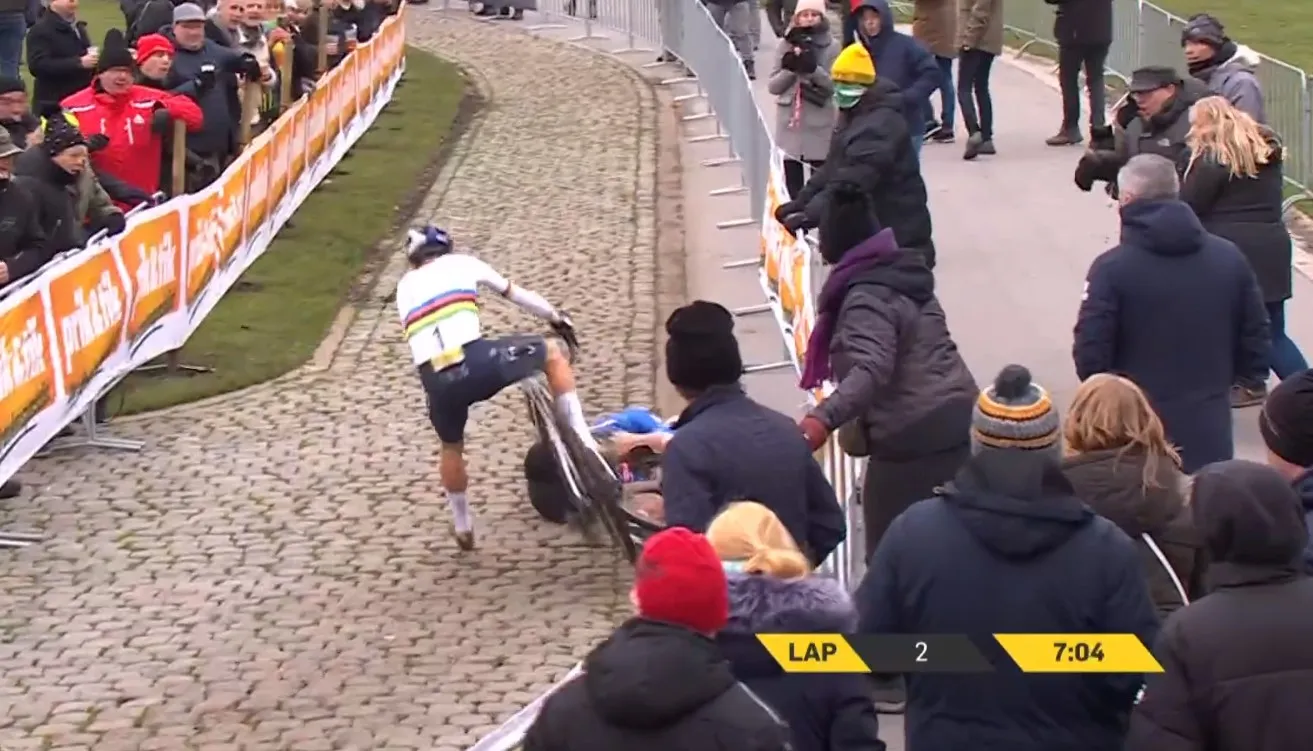 🎥 Van der Poel aangeslagen na harde val op kasseien in Superprestige Boom