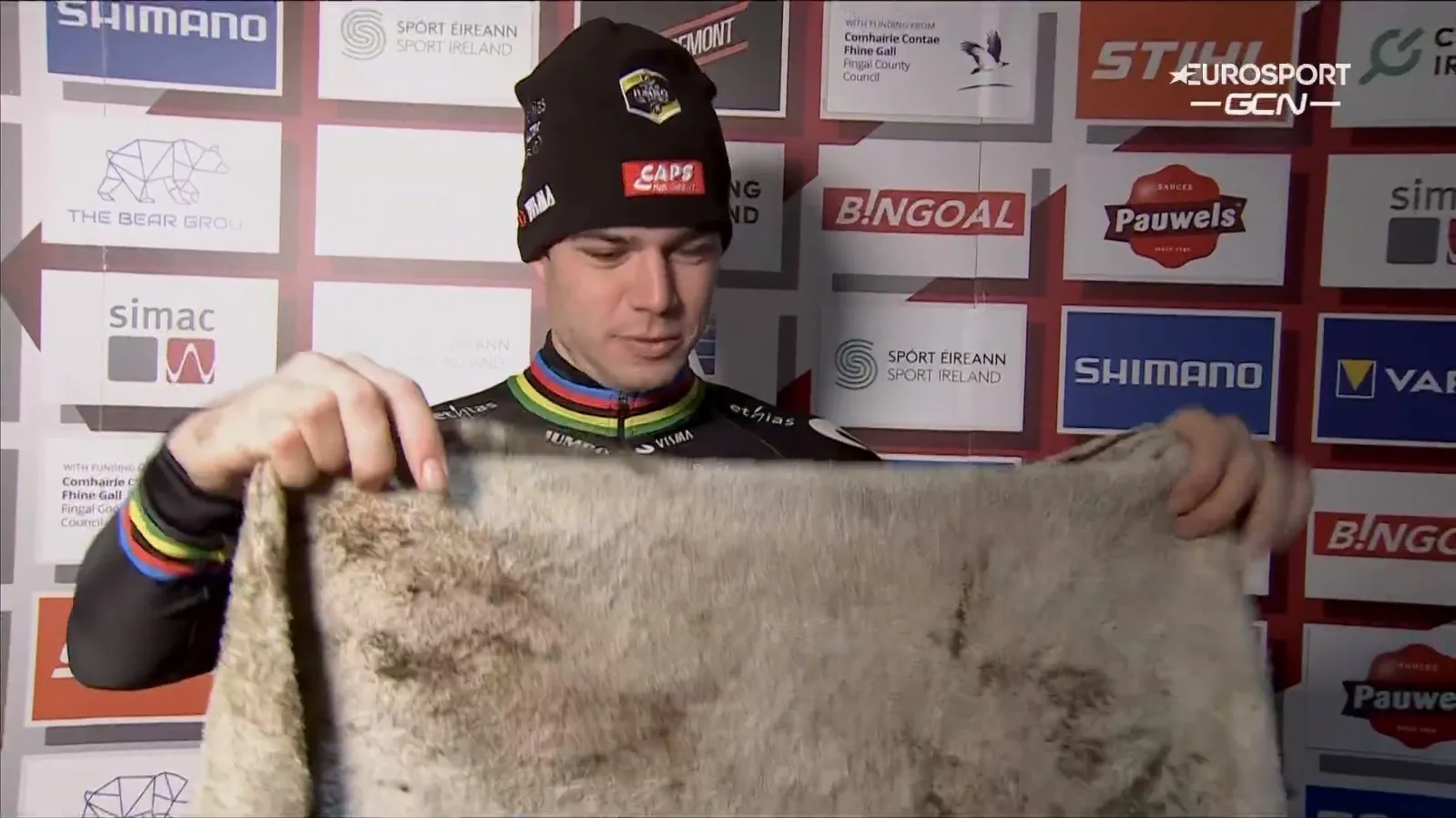 Van Aert schiet wakker na doek-incident: 'Moest mentaal mijn weg vinden'