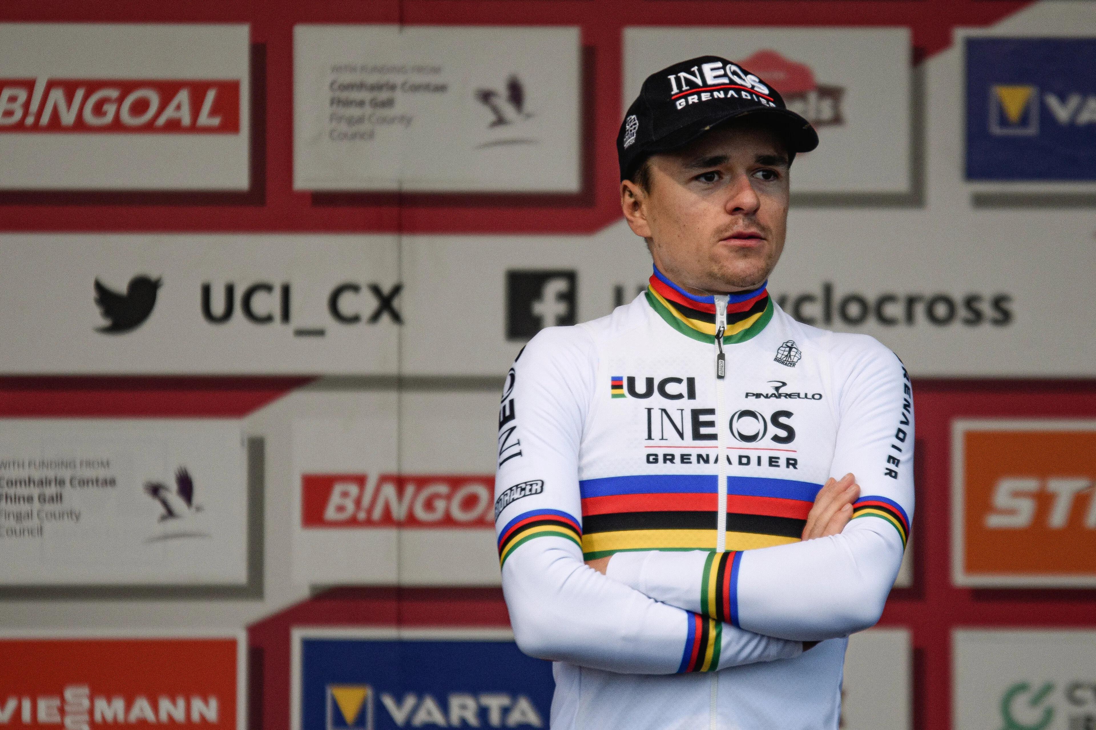 Pidcock legt zich neer bij overmacht Van der Poel en Van Aert: 'Word maar niet beter in het zand'