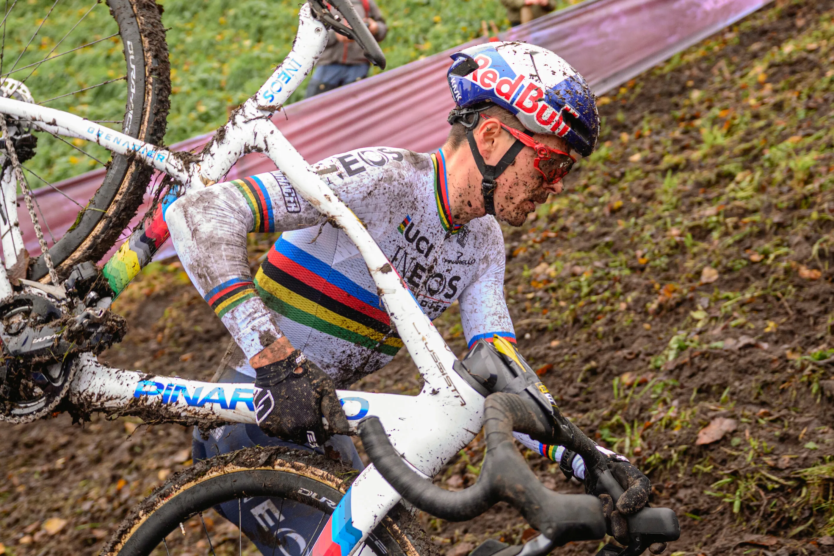 Pidcock slaat na harde crash in Baal de cross in Herentals over en verdwijnt vervroegd van strijdtoneel