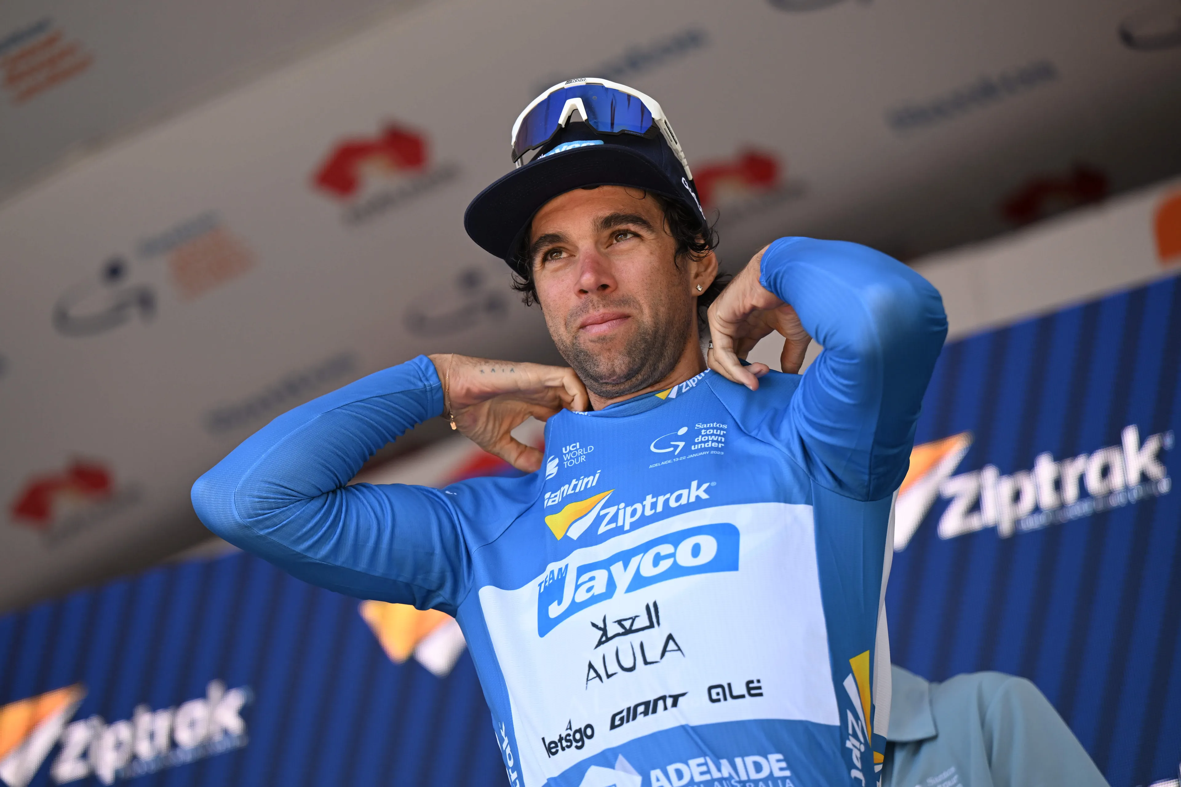 Matthews schrijft natgeregende derde etappe Giro d'Italia op zijn naam: Pedersen tweede, Groves derde