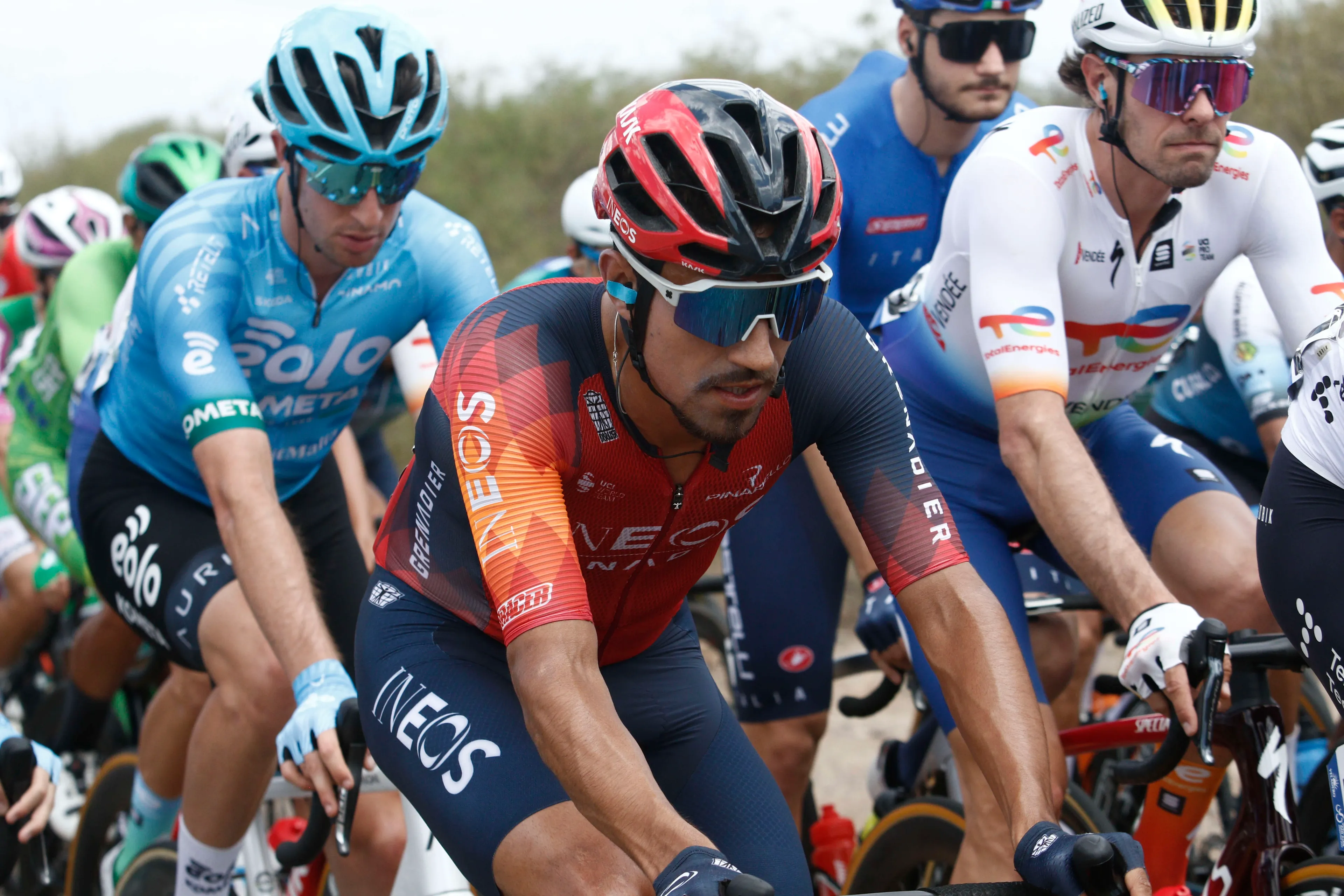 Nog een slachtoffer van eerste Alpendag: INEOS haalt Martínez met hersenschudding dan toch uit koers