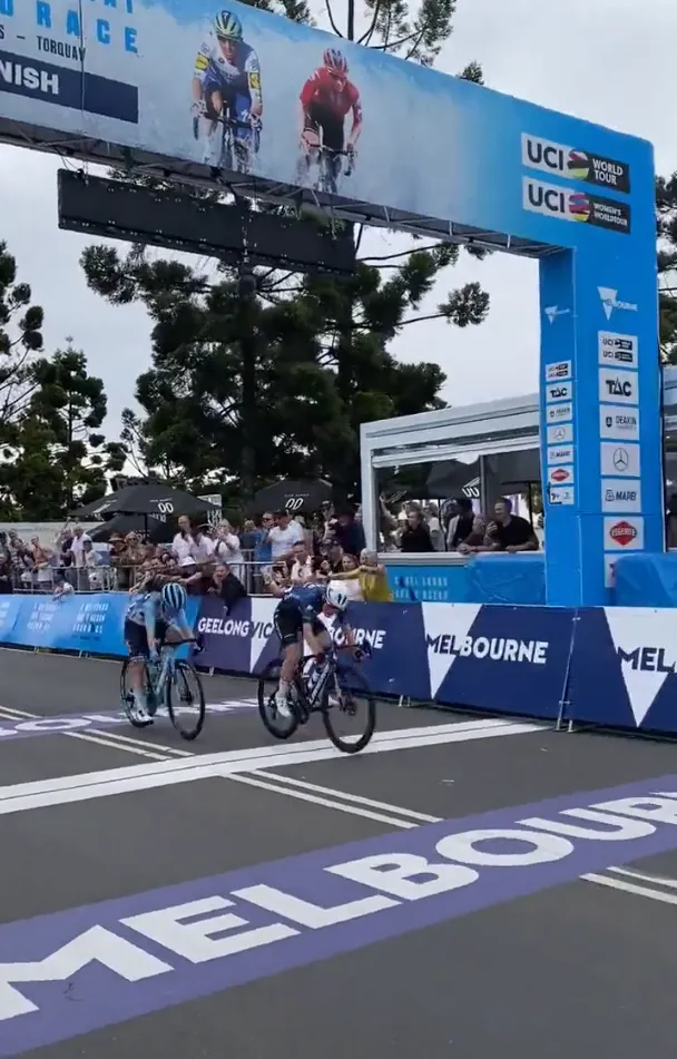 Loes Adegeest, die in 2021 nog 'werkloos' was, triomfeert in Cadel Evans Great Ocean Race