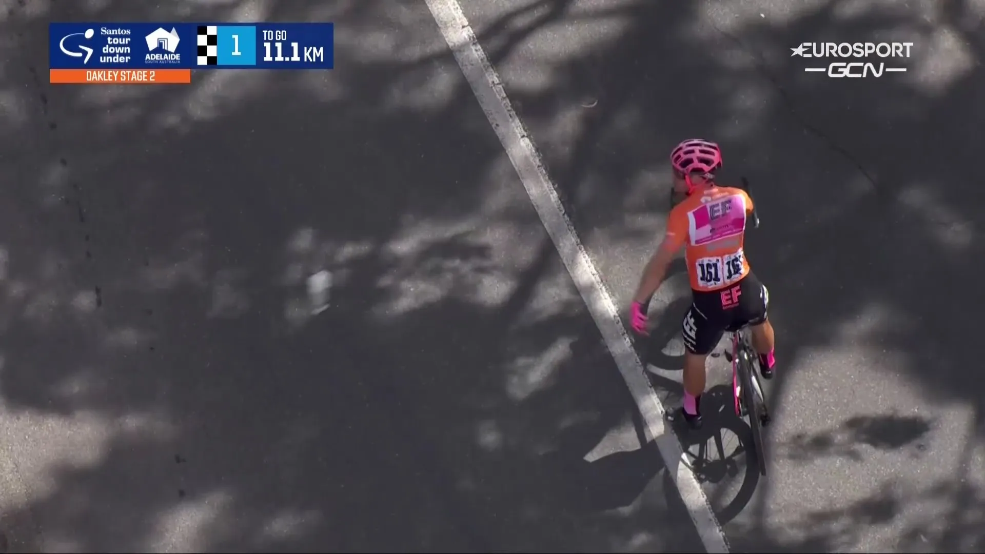 🎥 Bizar: TDU-leider Bettiol krijgt kramp aan beide benen, stopt met fietsen en gooit bidon naar fotograaf