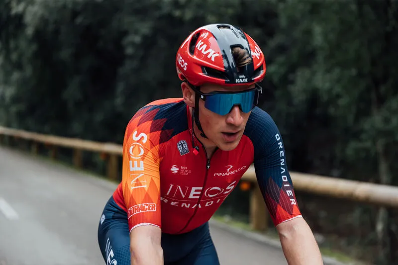 Ethan Hayter snelt met gemak naar winst in eerste etappe Ronde van het Baskenland