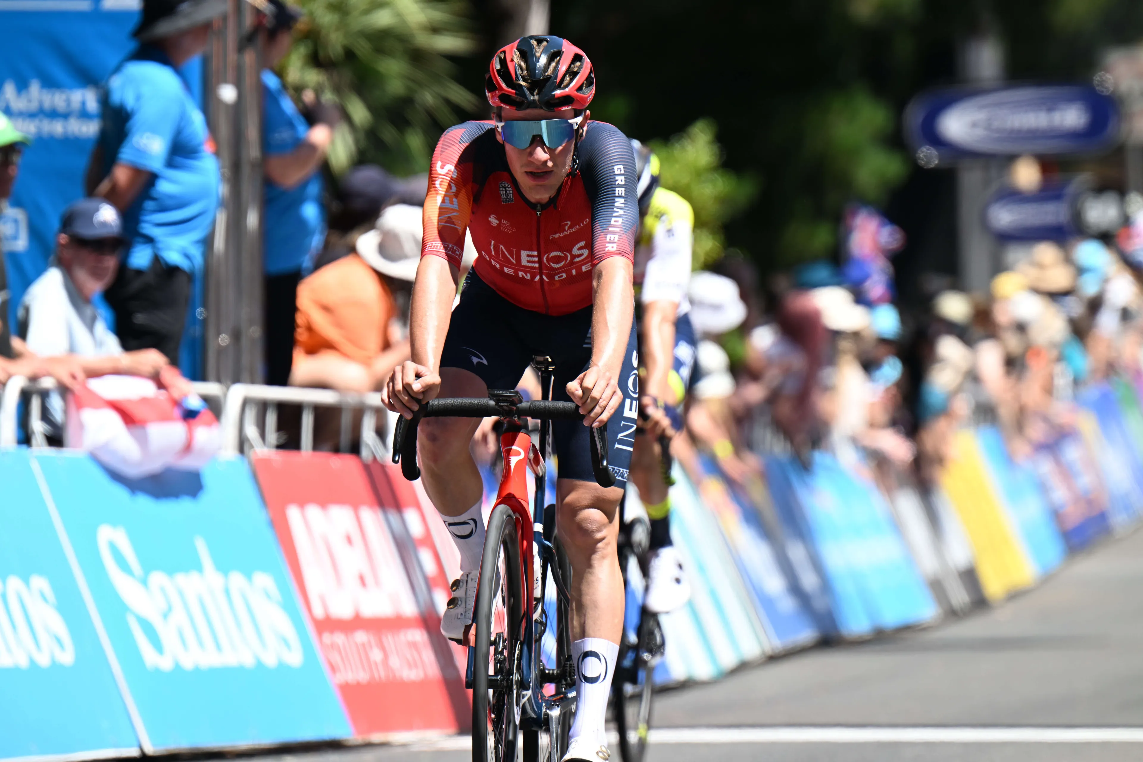 Vroege tegenvaller voor INEOS-ster Hayter: voorlopig uit roulatie met sleutelbeenbreuk