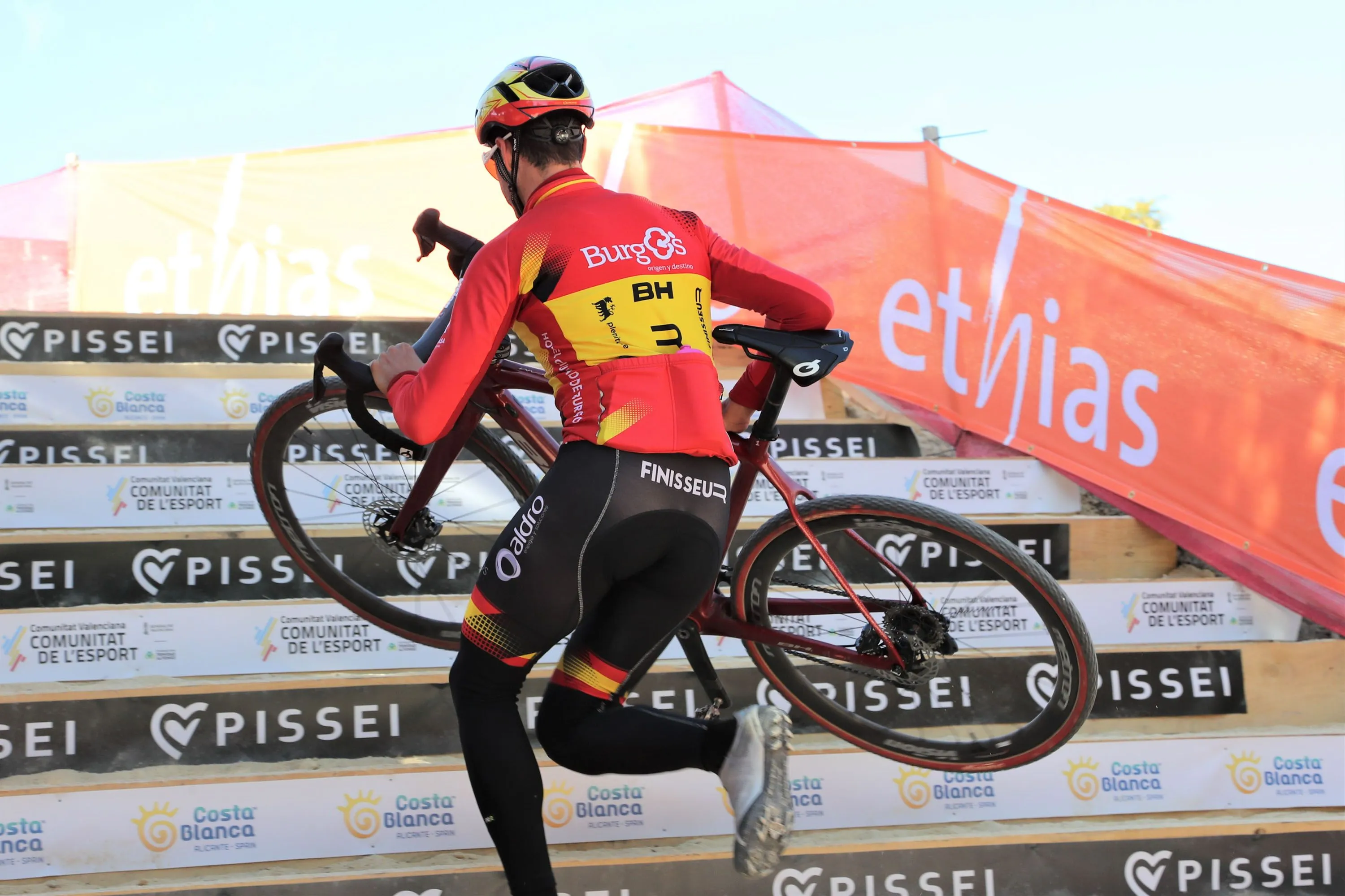 Veldrijders niet unaniem gestemd over parcours in Benidorm: 'Gaat Wout hier zijn WK vergooien?'