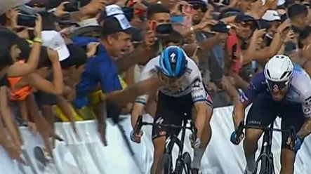 🎥Jakobsen ontsnapt aan horrorval na botsing met telefoon Argentijnse toeschouwer in volle sprint