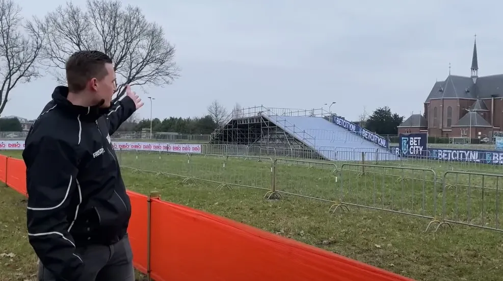 🎥 Check alle ins en outs van het WK-parcours in Hoogerheide met rondleiding van Jens van der Poel (neefje van)