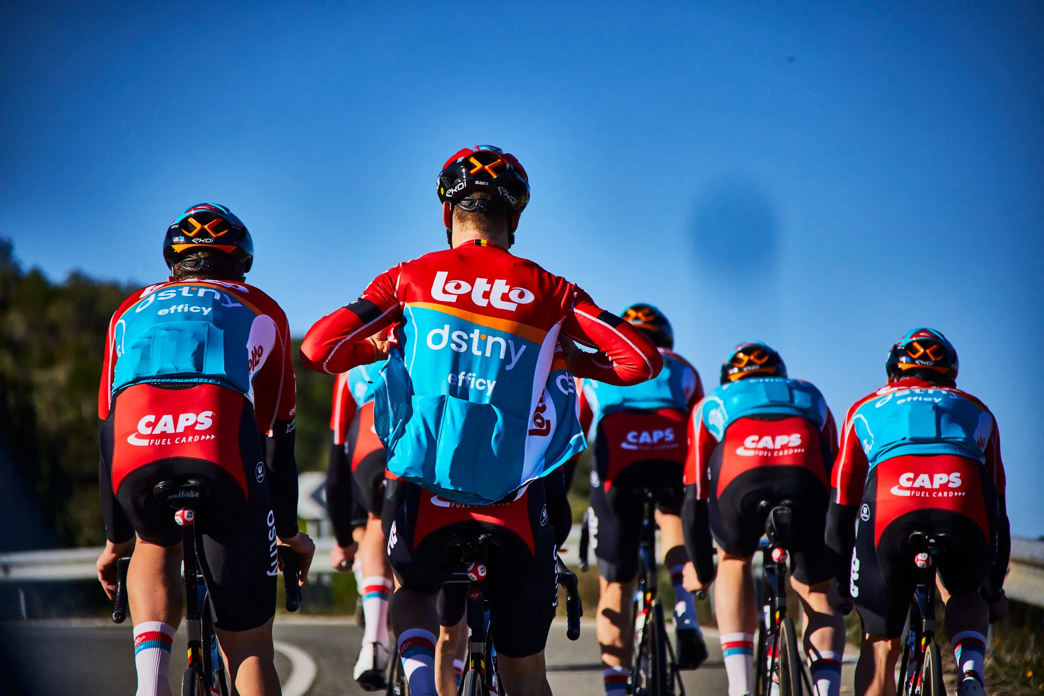 Wielertenues 2024:  Nauwelijks veranderingen bij Lotto Dstny, EF Education-EasyPost laat gele tinten in roze tenue doorschemeren