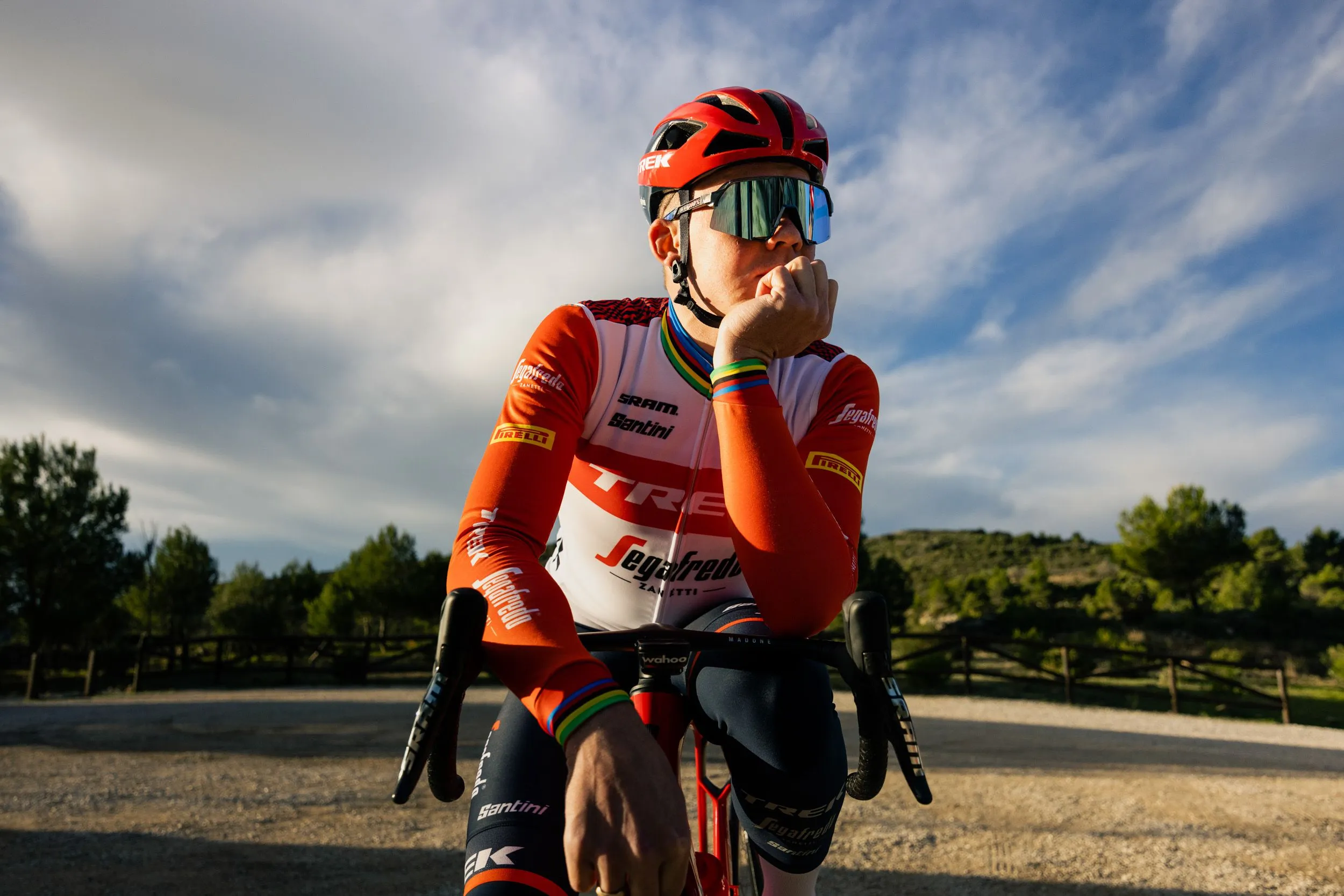 Pedersen wint slottijdrit in Bessèges, maar ziet ploeggenoot Skjelmose eindzege verliezen aan Powless