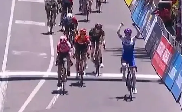 Manly pakt namens Jayco-AlUla zege in rit twee Tour Down Under voor vrouwen, Buijsman derde