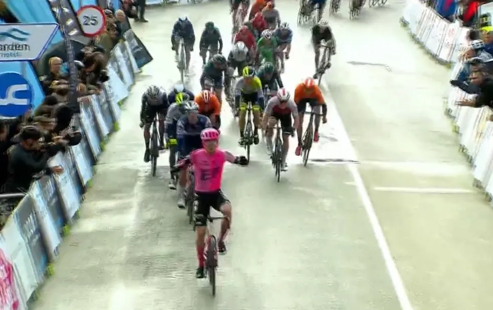 Marijn van den Berg stunt met prachtige zege in Trofeo Alcudia, topfavoriet Girmay derde