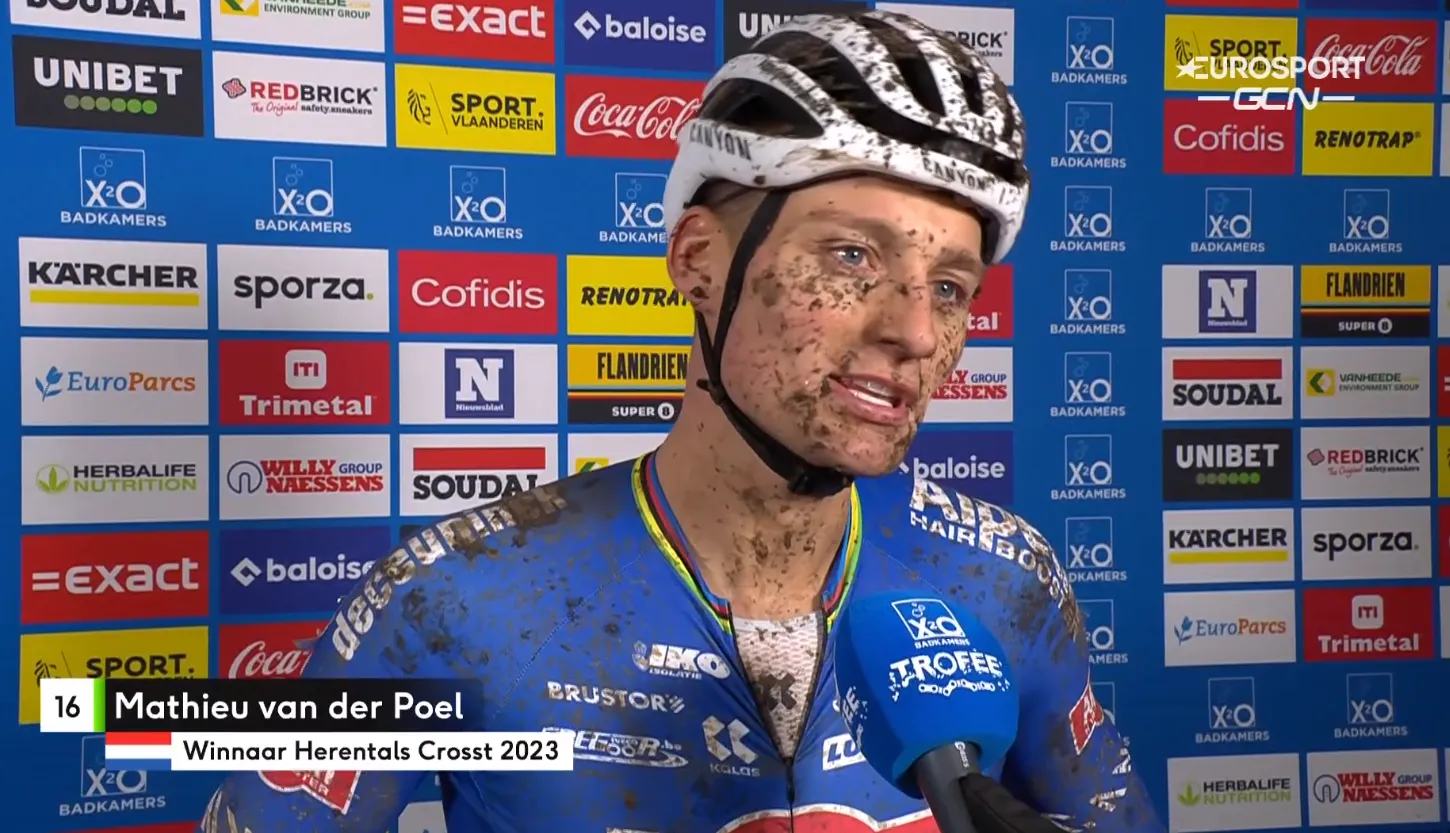 Van der Poel triomfeert in Herentals na materiaalpech Van Aert: 'Had hem liever geklopt zonder die lekke band'