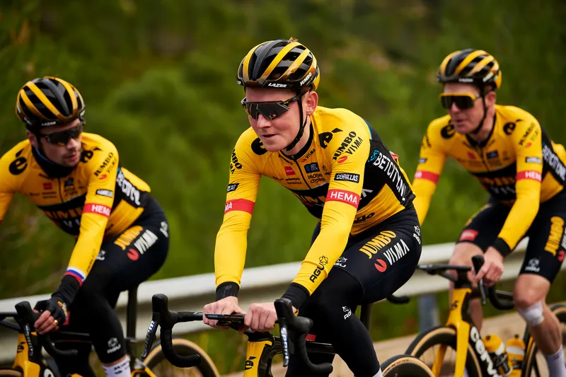 Jumbo-Visma in hoek waar de klappen vallen in Algarve: Oomen naar ziekenhuis, nog maar drie man in koers