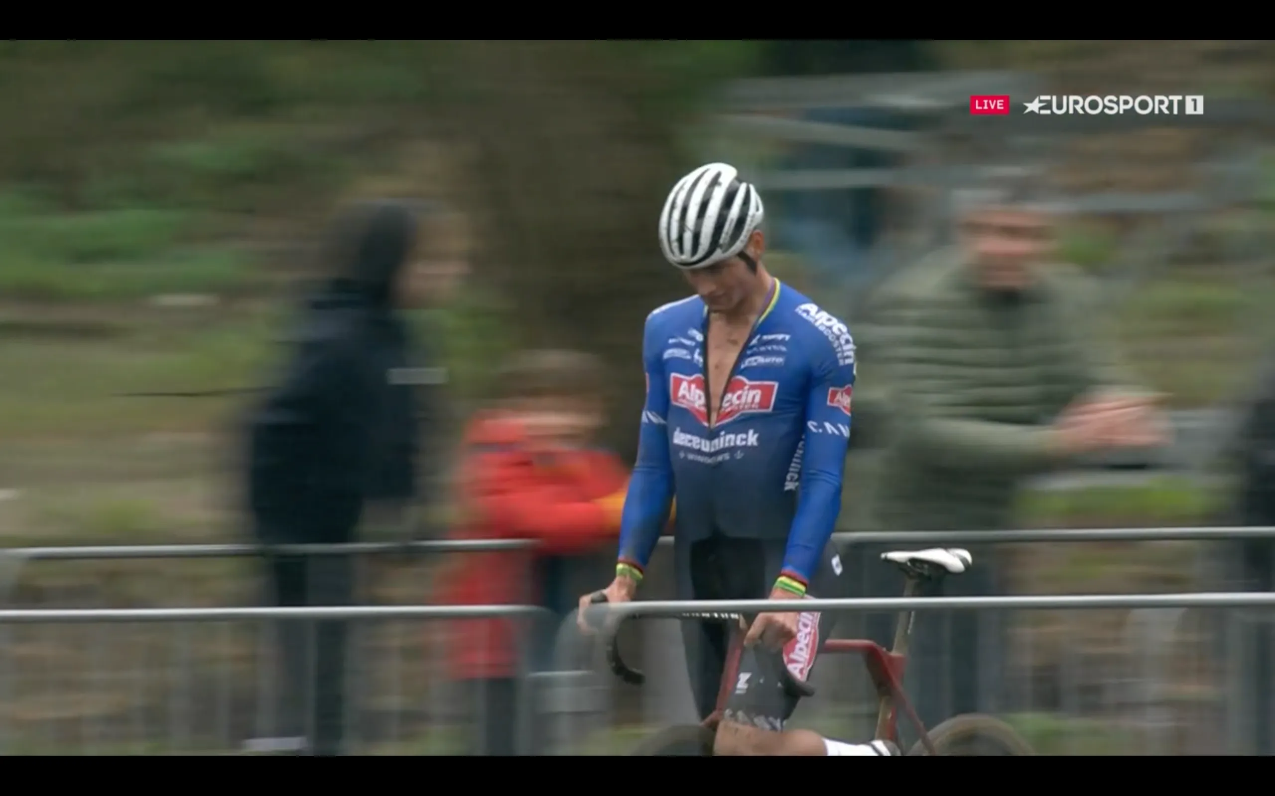 Veldritcoryfeeën buigen zich over Van der Poel: 'Ik heb daar nog nooit iemand zien vallen'