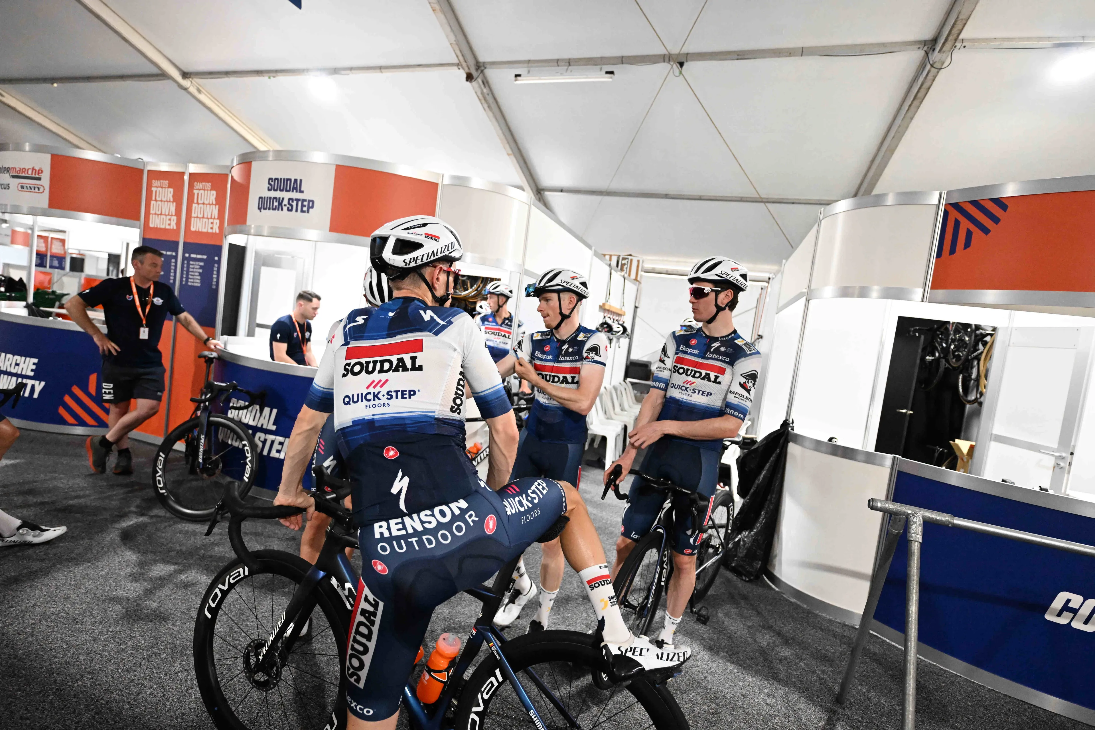 Evenepoel en Soudal-Quick Step halen fenomenaal uit in ploegentijdrit UAE Tour