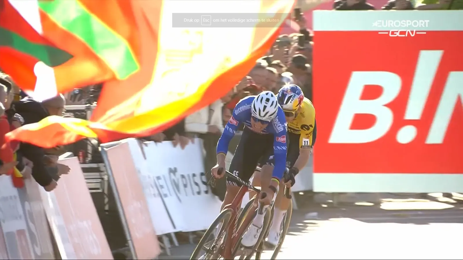 Van der Poel verslaat Van Aert in Benidorm na titanenstrijd; Pidcock slechts vijfde