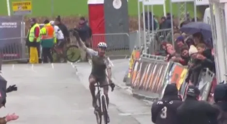 Sweeck grijpt daags na BK-teleurstelling wél de zege in Otegem; Vanthourenhout komt niet in stuk voor