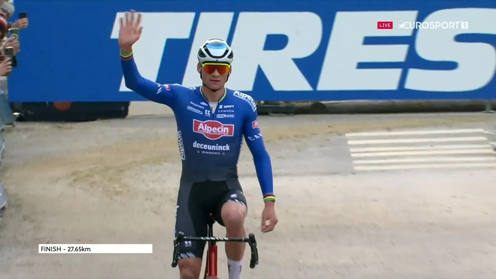 Van der Poel heerst in Wereldbeker Besançon, Nieuwenhuis derde na mooi gevecht voor plek twee