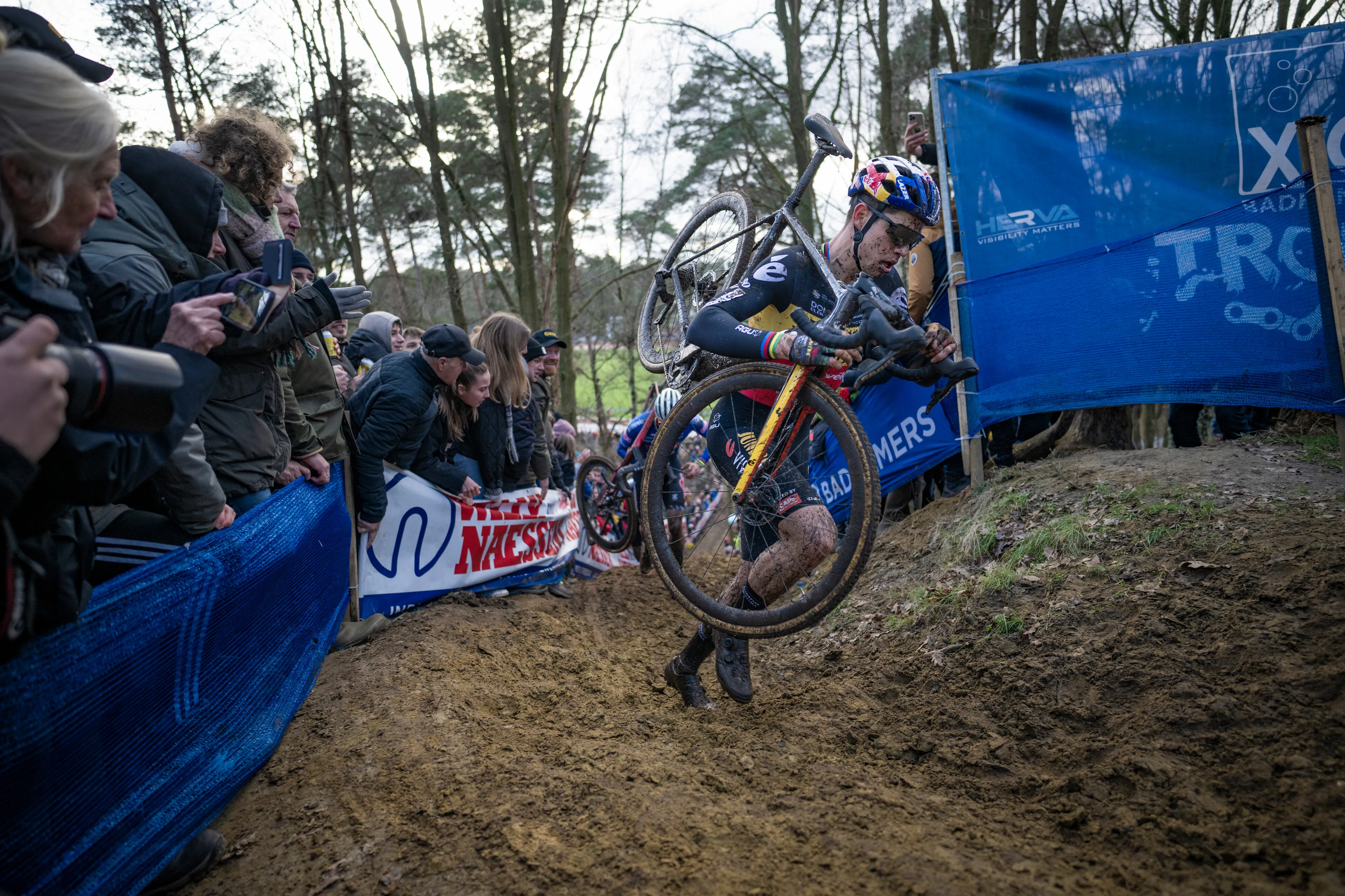 Jumbo-Visma noemt cross Van Aert 'een hobby': 'Topconditie? Ik lig plat van ‘t lachen'