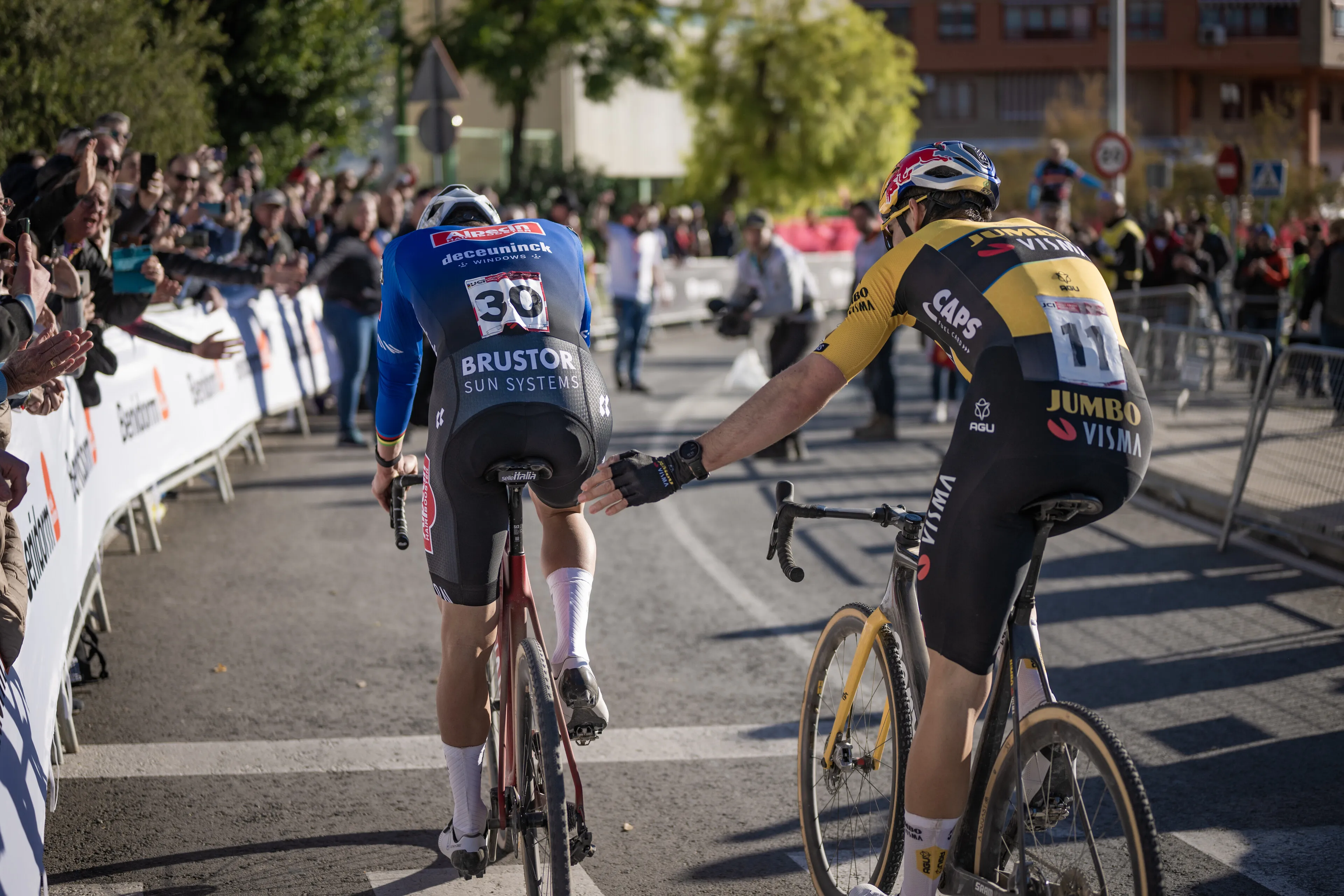 Merry CX-mas: Mathieu van der Poel en Wout van Aert houden het bescheiden tijdens Kerstmis