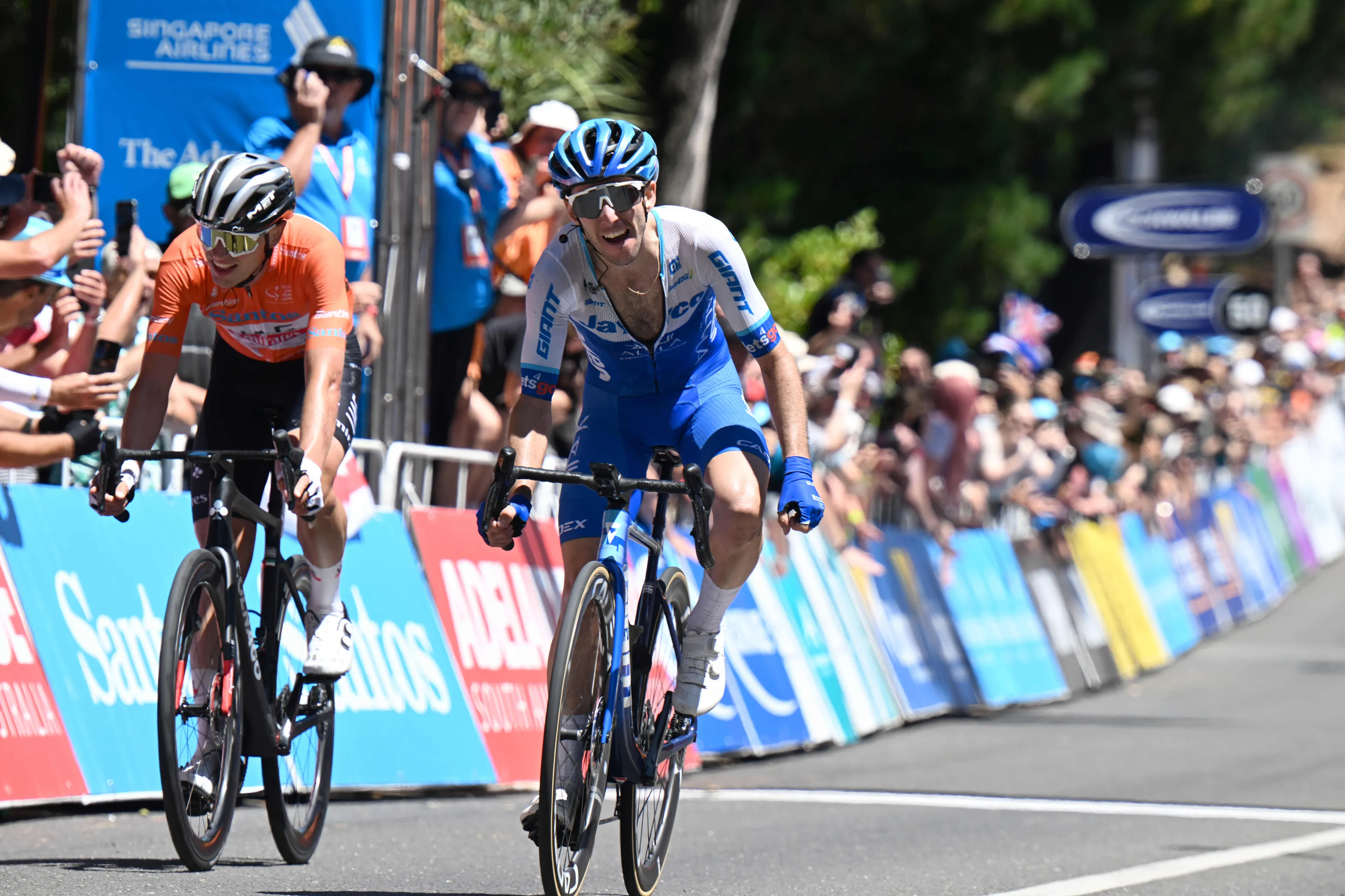 Yates schenkt Jayco AlUla dan toch zege in Tour Down Under; Vine eindwinnaar, Vader valt in slotfase